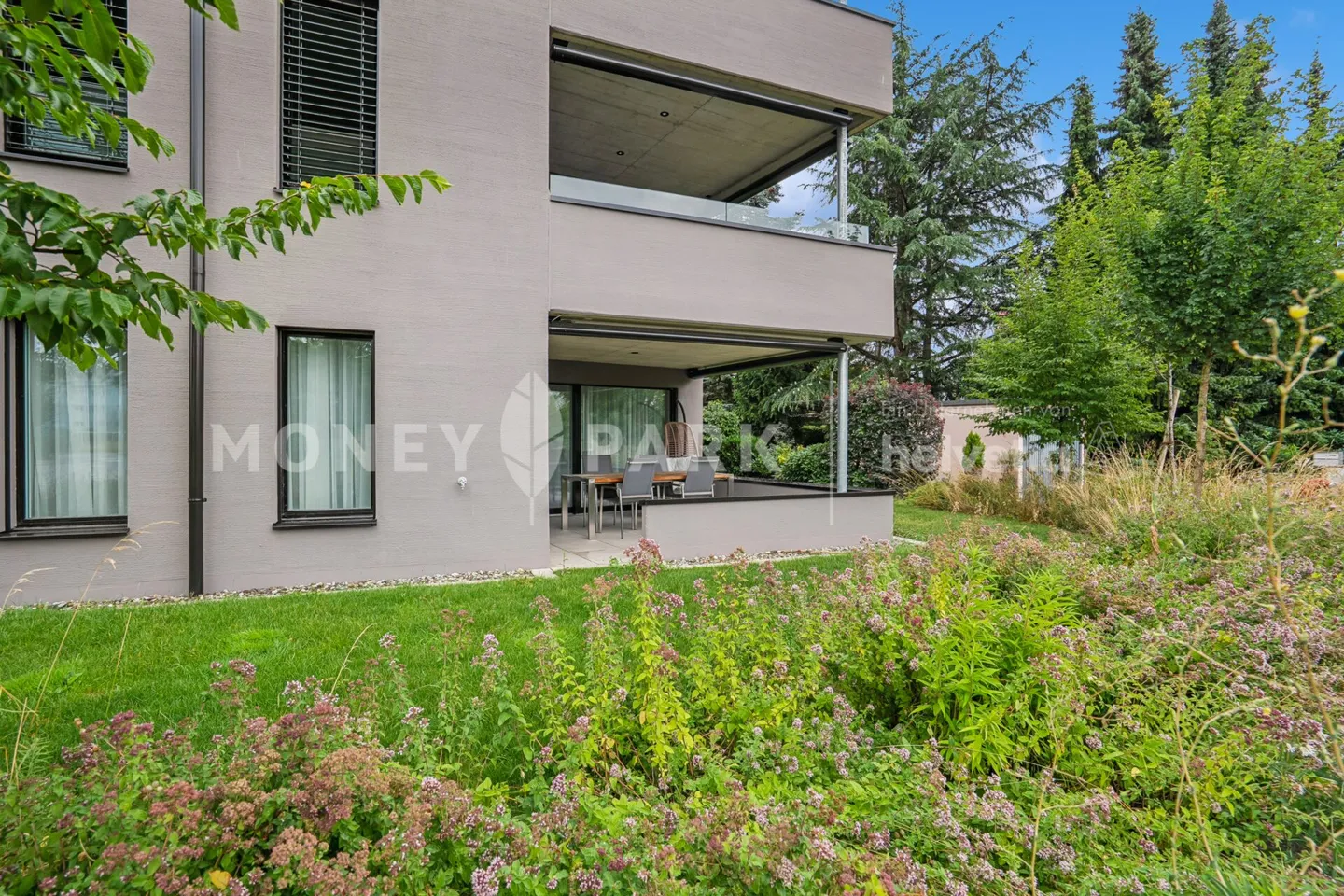 Moderno appartamento giardino di 4,5 stanze con un posto auto in garage sotterraneo incluso - Foto 1 di 13