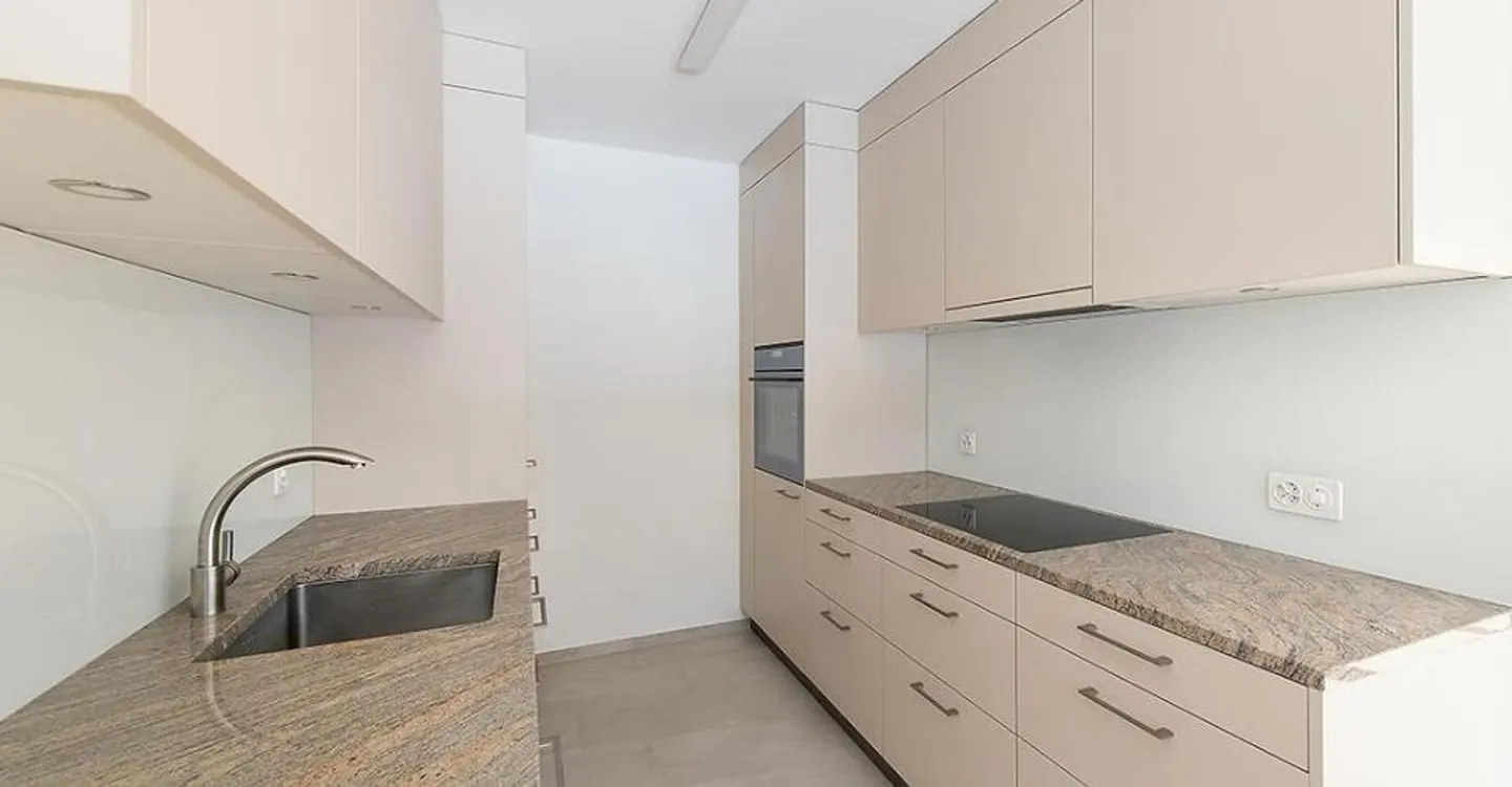 ***3'ZWG**Brand New Kitchen and Bathroom**30m2 Living/Dining**14m2 Balcony - Photo 4 of 10