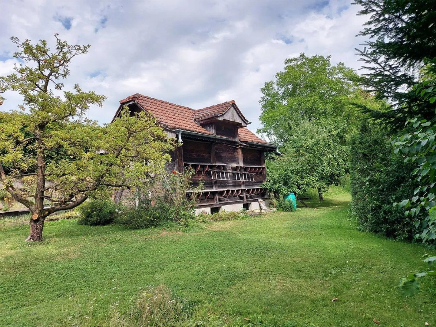 Propriété résidentielle et commerciale spacieuse avec jardin et ruisseau - Photo 3 sur 5