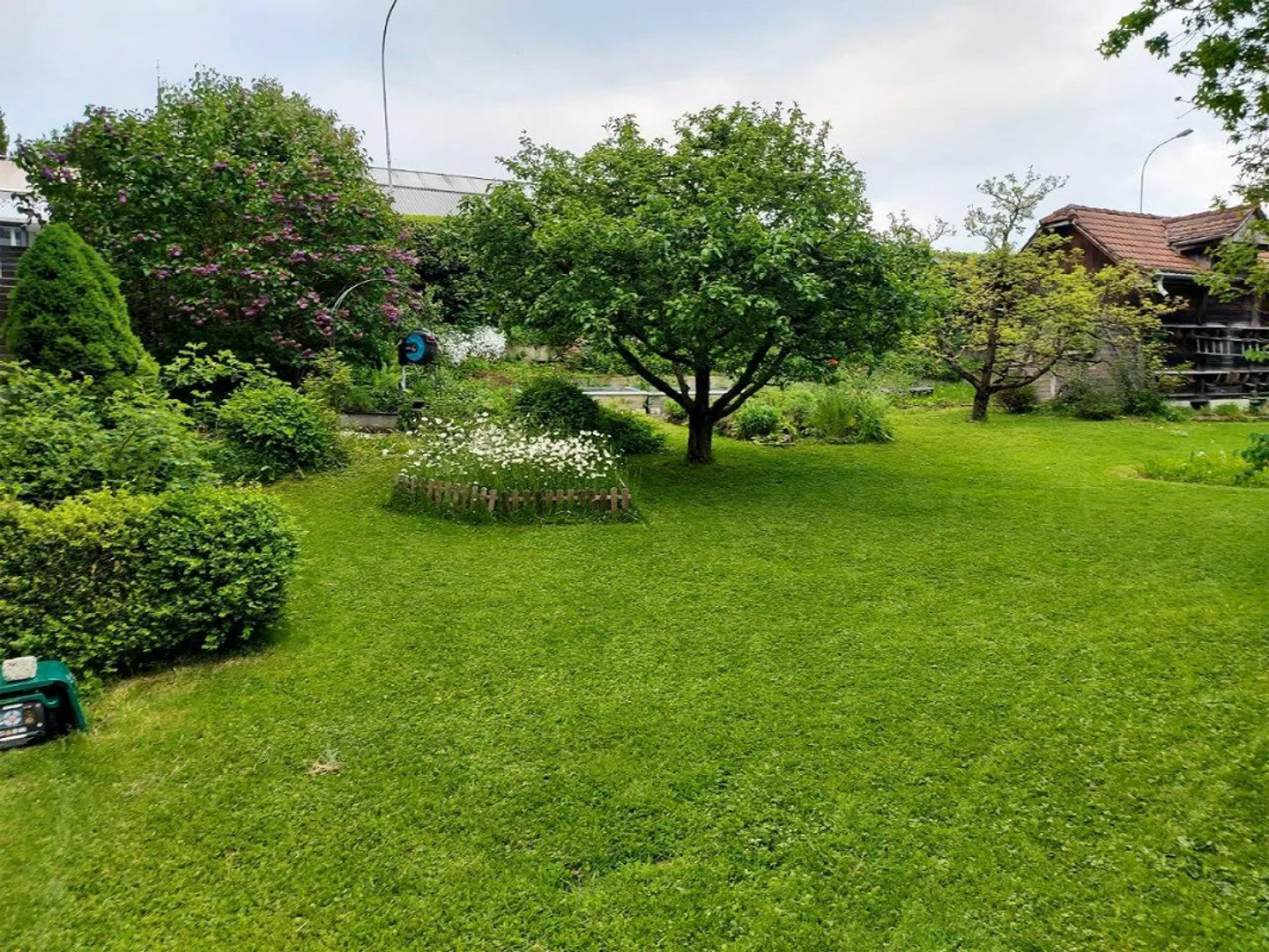 Propriété résidentielle et commerciale spacieuse avec jardin et ruisseau - Photo 4 sur 5