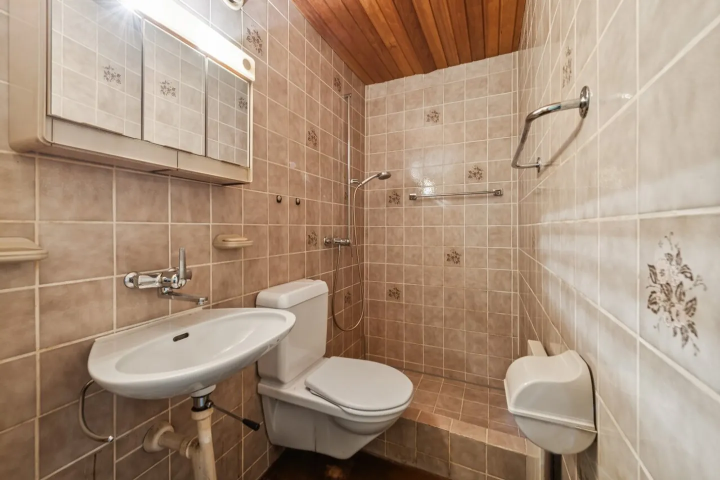 Cozy Living Seeks Craftsman - Photo 6 of 10