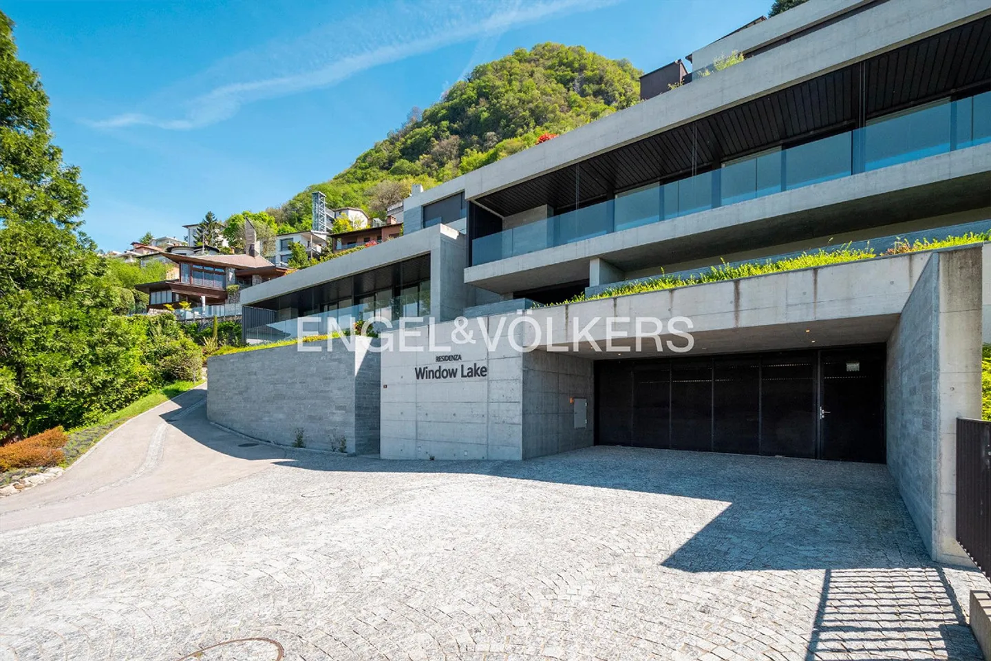 Vista lago a 180°, piscina interna e spa privato al Monte Bré - Foto 8 di 9
