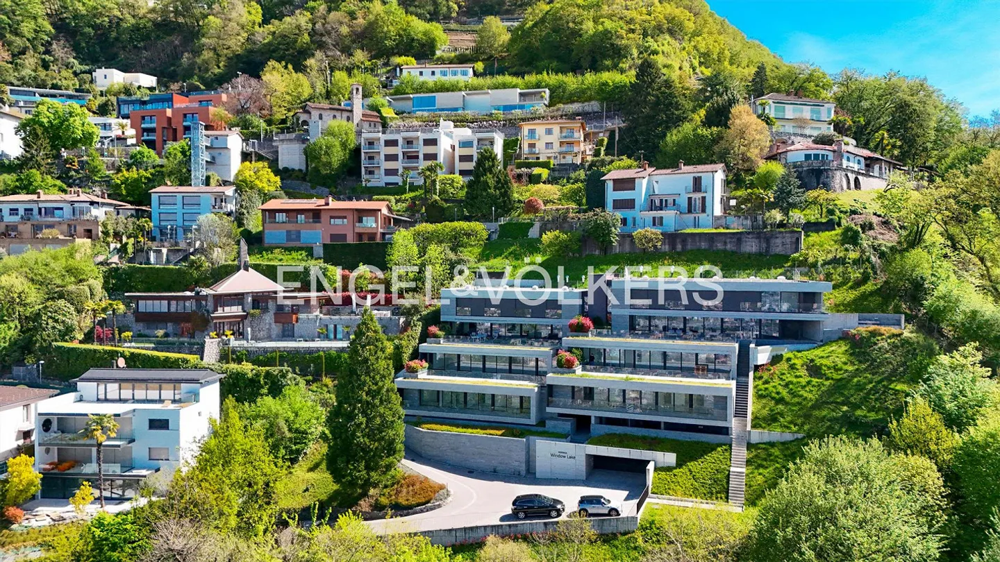 Vista lago a 180°, piscina interna e spa privato al Monte Bré - Foto 9 di 9