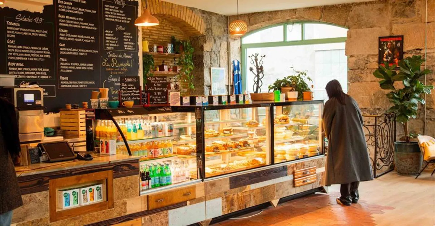 Mixed-use building for rent - Photo 1 of 4