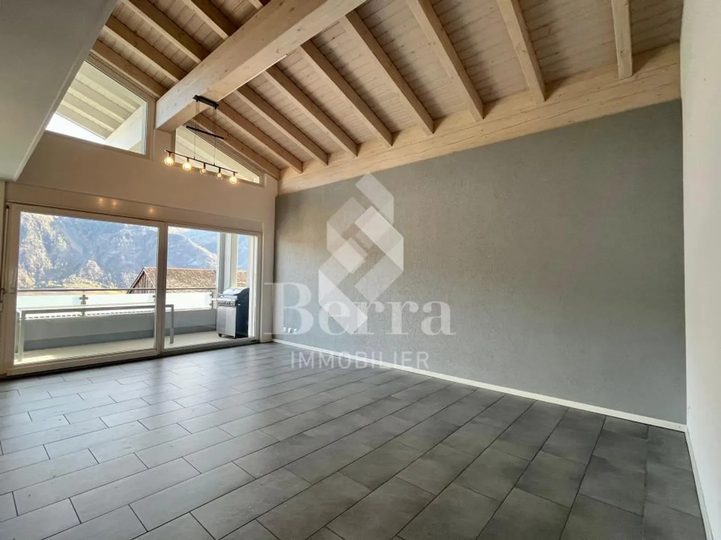 Superb 5.5-room duplex for rent in the center of Chamoson! - Photo 2 of 13