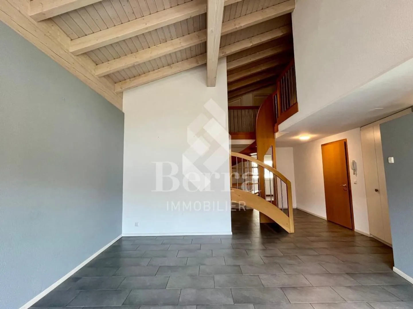 Superb 5.5-room duplex for rent in the center of Chamoson! - Photo 4 of 13