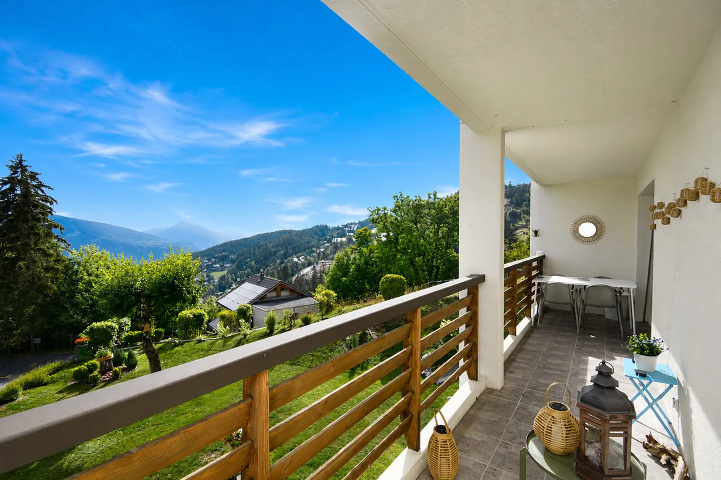 Charming Apartment with View - Photo 3 of 9