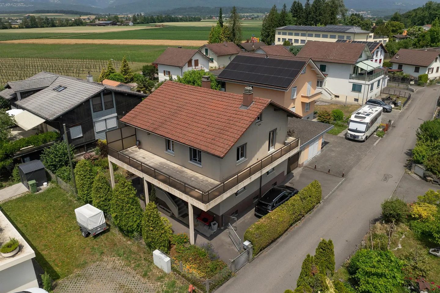 Une maison dans un emplacement attrayant : maison individuelle de 5 pièces à Studen - Photo 1 sur 14