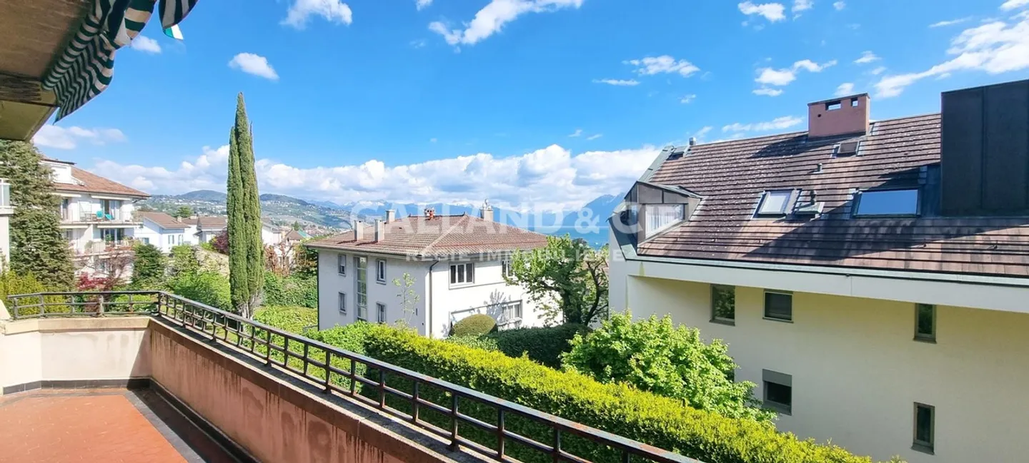 Appartamento di 5 locali al 1° piano con balcone e vista lago. - Foto 1 di 8