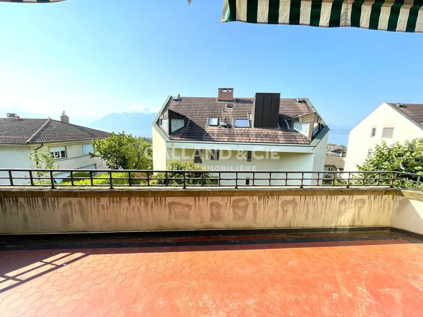 Appartamento di 5 locali al 1° piano con balcone e vista lago. - Foto 2 di 8
