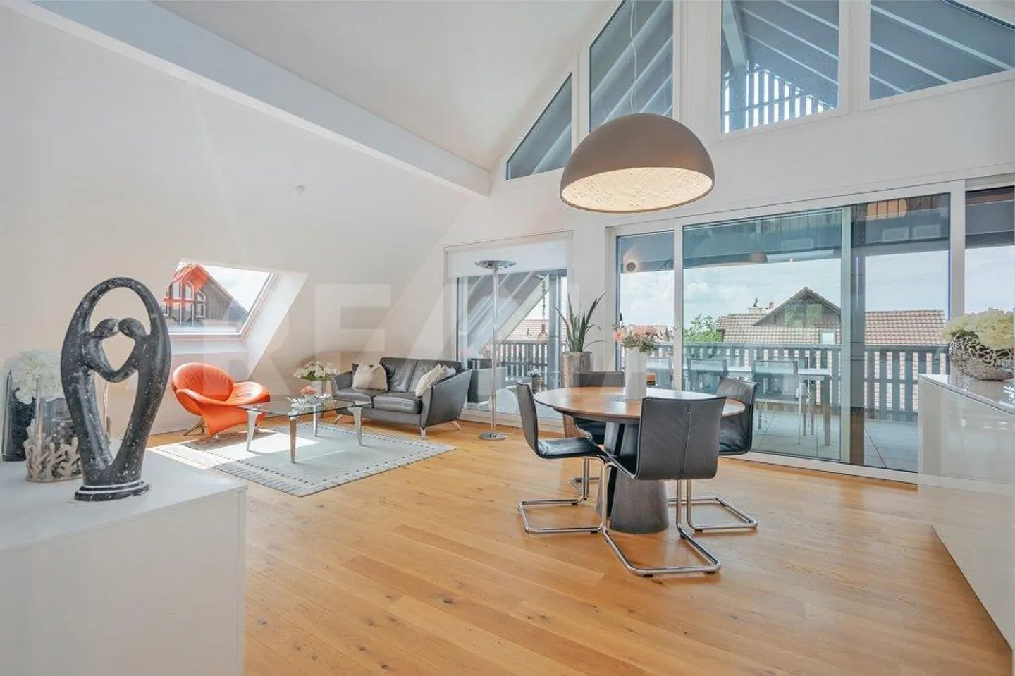 Newly renovated penthouse apartment near Zurich - Photo 4 of 11