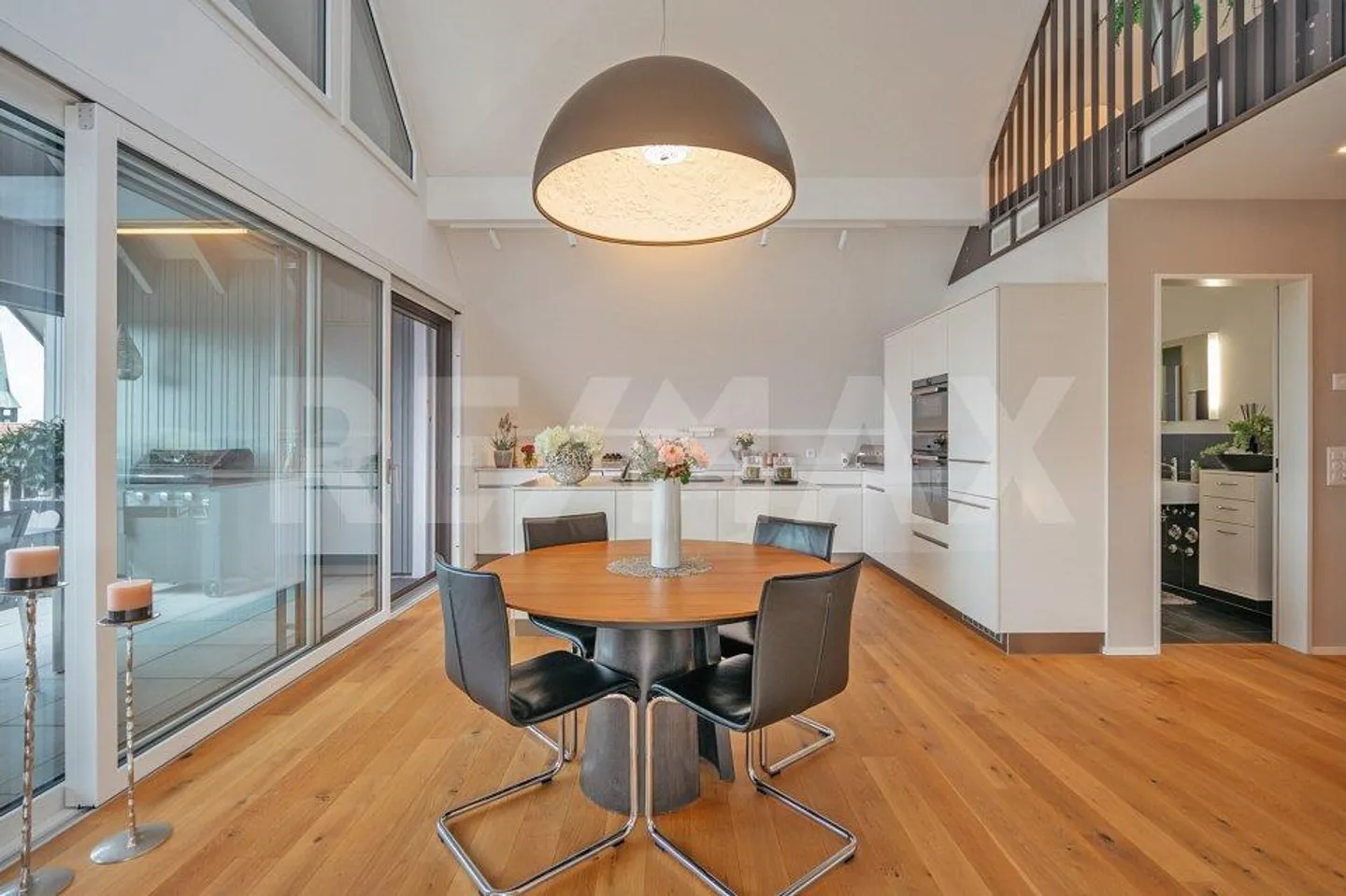 Newly renovated penthouse apartment near Zurich - Photo 5 of 11