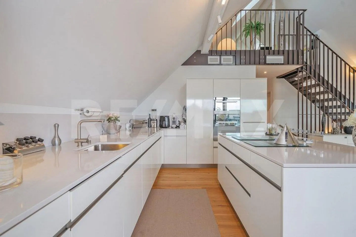 Newly renovated penthouse apartment near Zurich - Photo 6 of 11