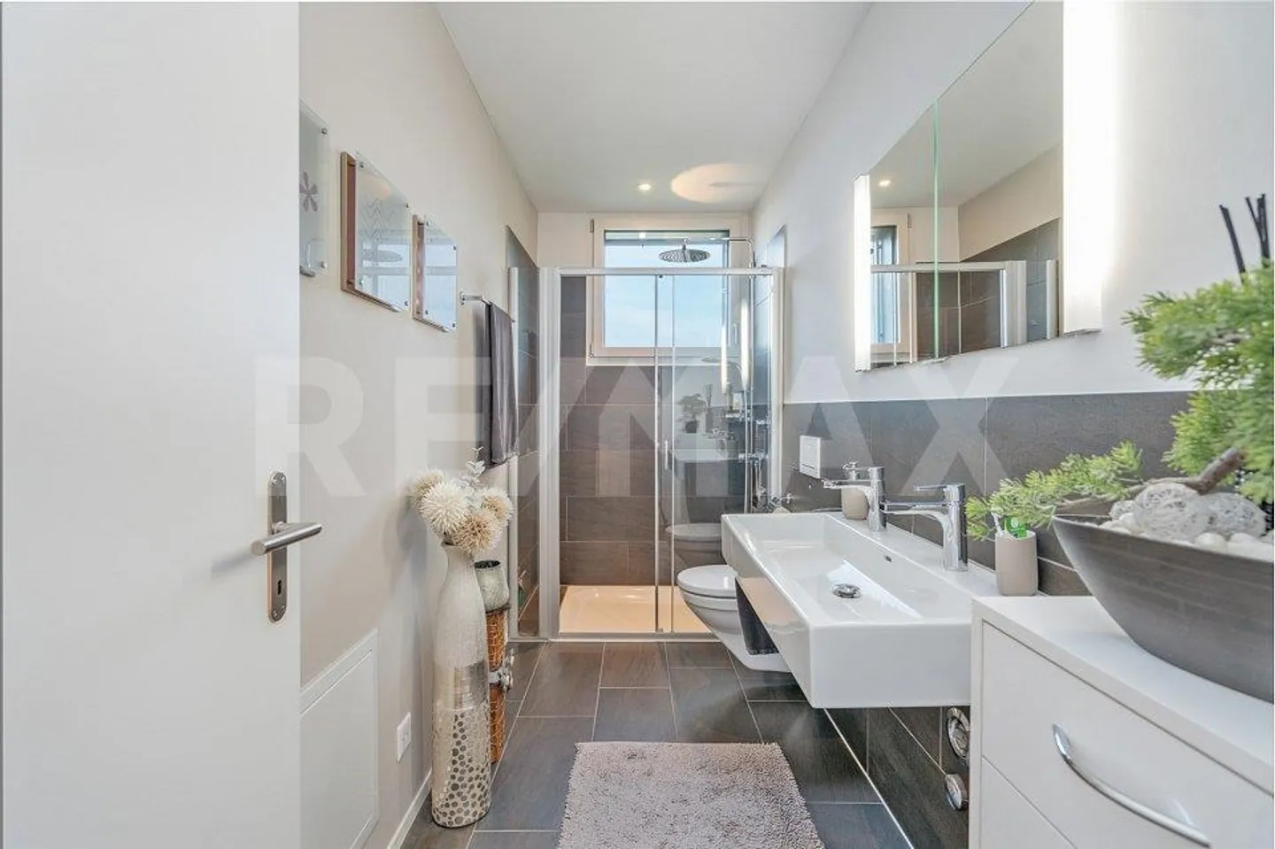 Newly renovated penthouse apartment near Zurich - Photo 8 of 11