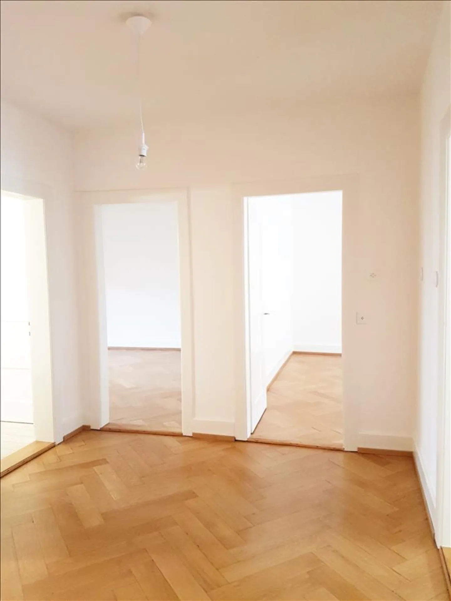 RENT WITHOUT DEPOSIT - Large apartment near fair and train station - Photo 11 of 12