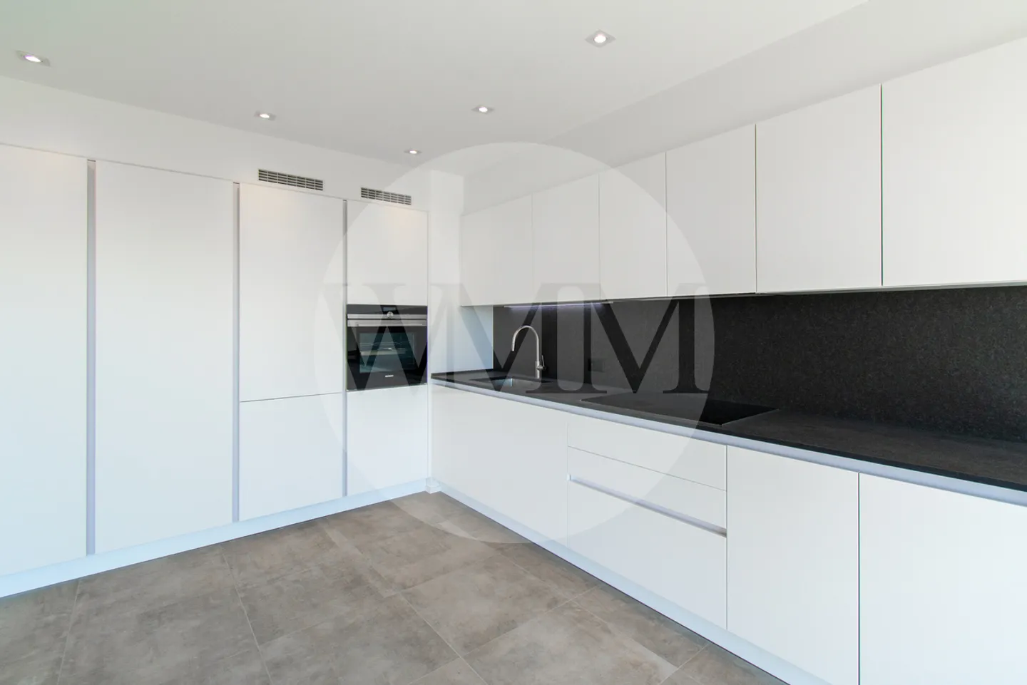 Elegant Apartment with Lake View - Photo 5 of 15