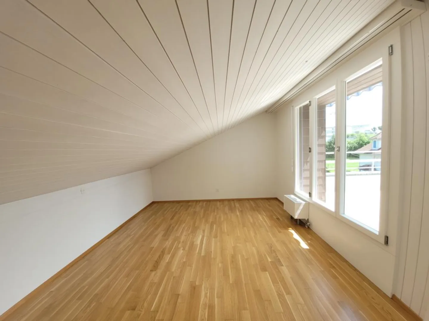 Appartamento mansardato accogliente con balcone soleggiato e molto spazio di stoccaggio - Foto 7 di 10