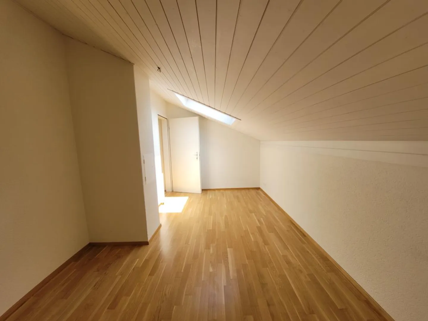 Appartamento mansardato accogliente con balcone soleggiato e molto spazio di stoccaggio - Foto 8 di 10