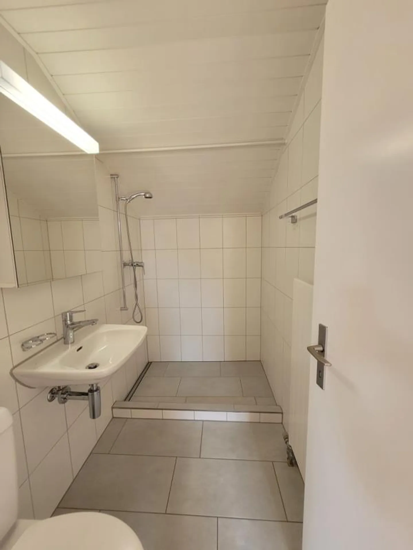 Appartamento mansardato accogliente con balcone soleggiato e molto spazio di stoccaggio - Foto 9 di 10
