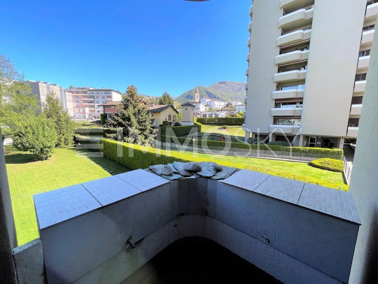 Unmissable solution in a serviced area - Photo 1 of 5