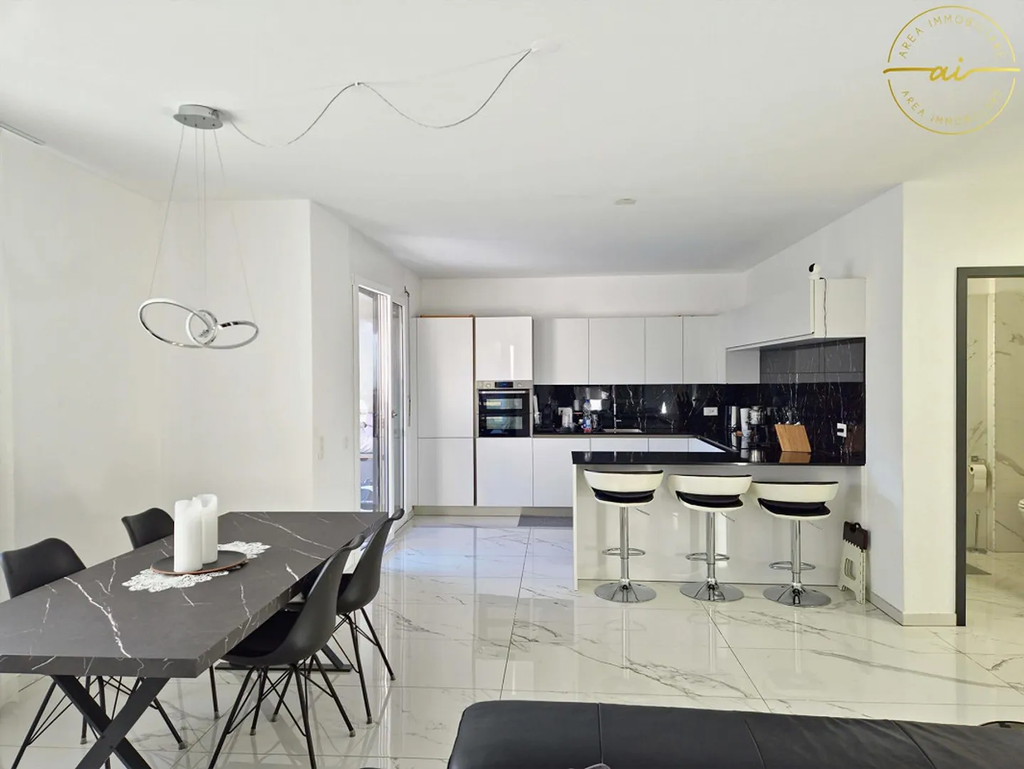 ÉLÉGANT ET LUMINEUX 4.5 PIÈCES AVEC JARDIN PRIVÉ - Photo 1 sur 13