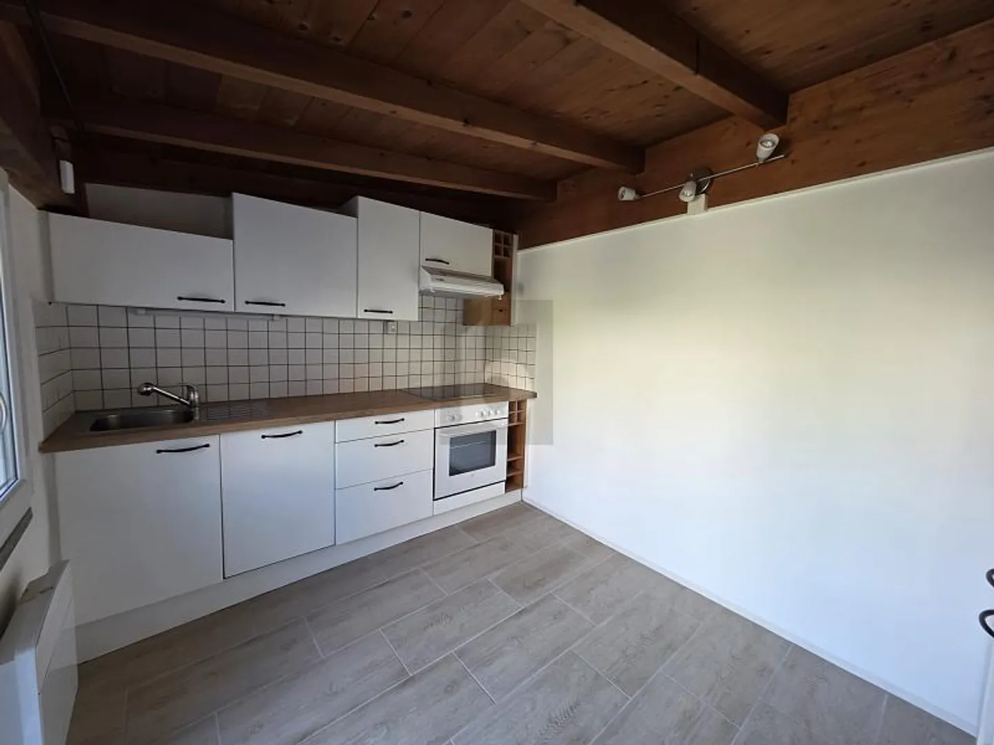 Beautiful and Modern House with Garden - Photo 3 of 6