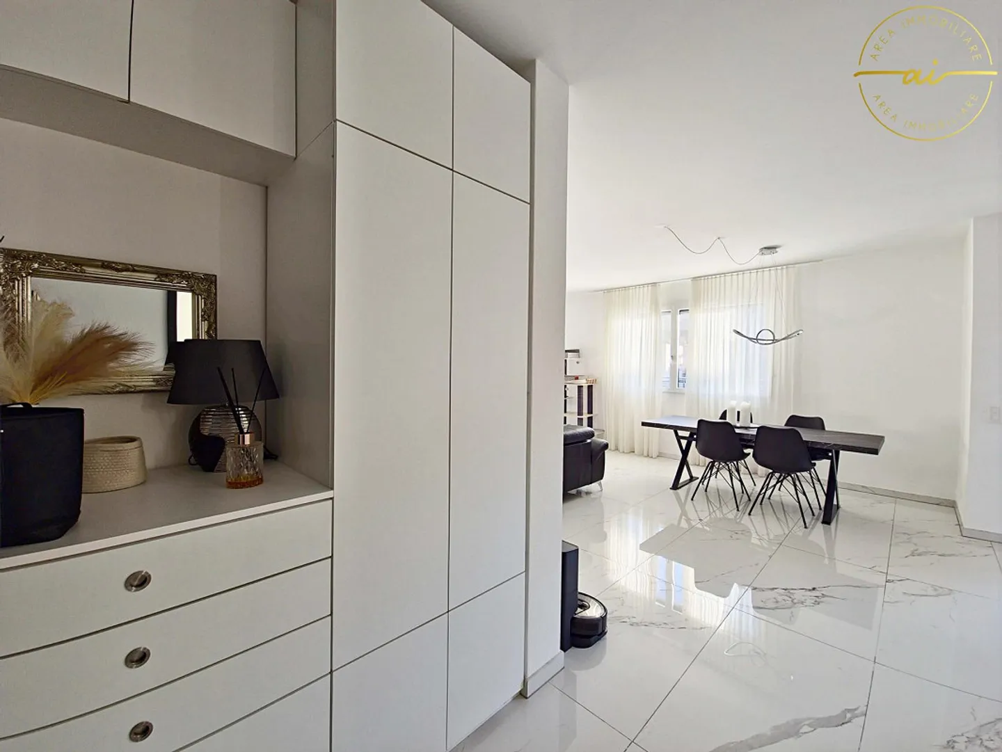 ÉLÉGANT ET LUMINEUX 4.5 PIÈCES AVEC JARDIN PRIVÉ - Photo 3 sur 13