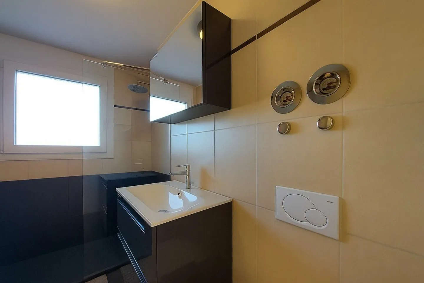 Superbe appartement avec spacieuse terrasse et vue sur le lac - Photo 10 sur 12