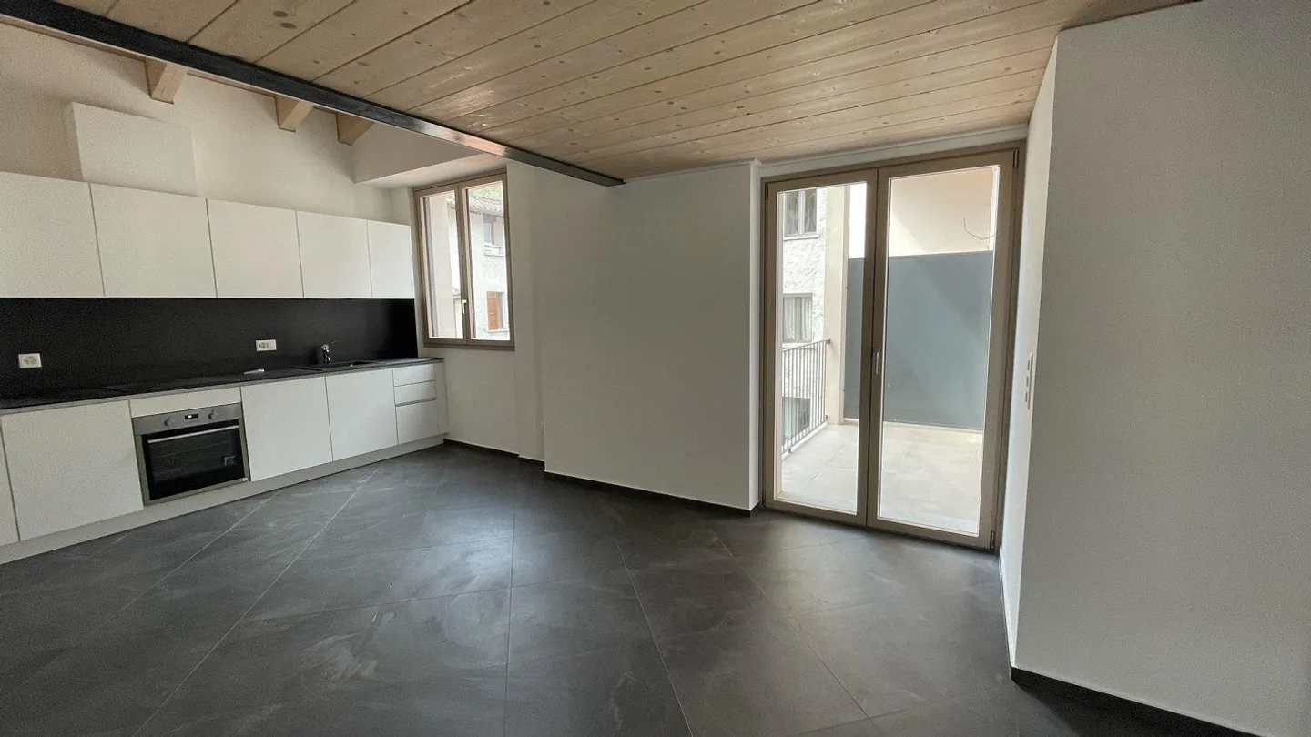Appartamento ristrutturato con vista lago - Foto 5 di 12