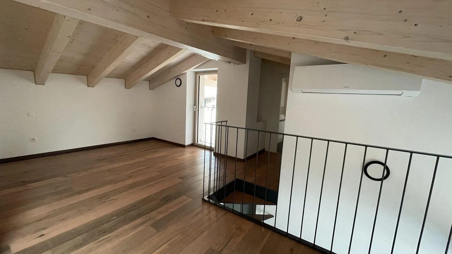 Appartamento ristrutturato con vista lago - Foto 8 di 12