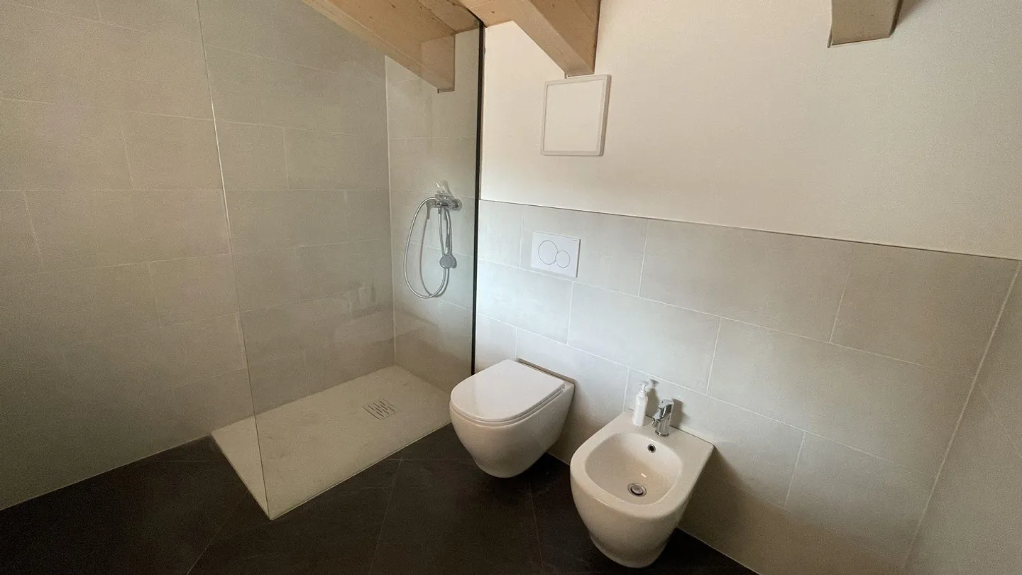 Appartamento ristrutturato con vista lago - Foto 9 di 12