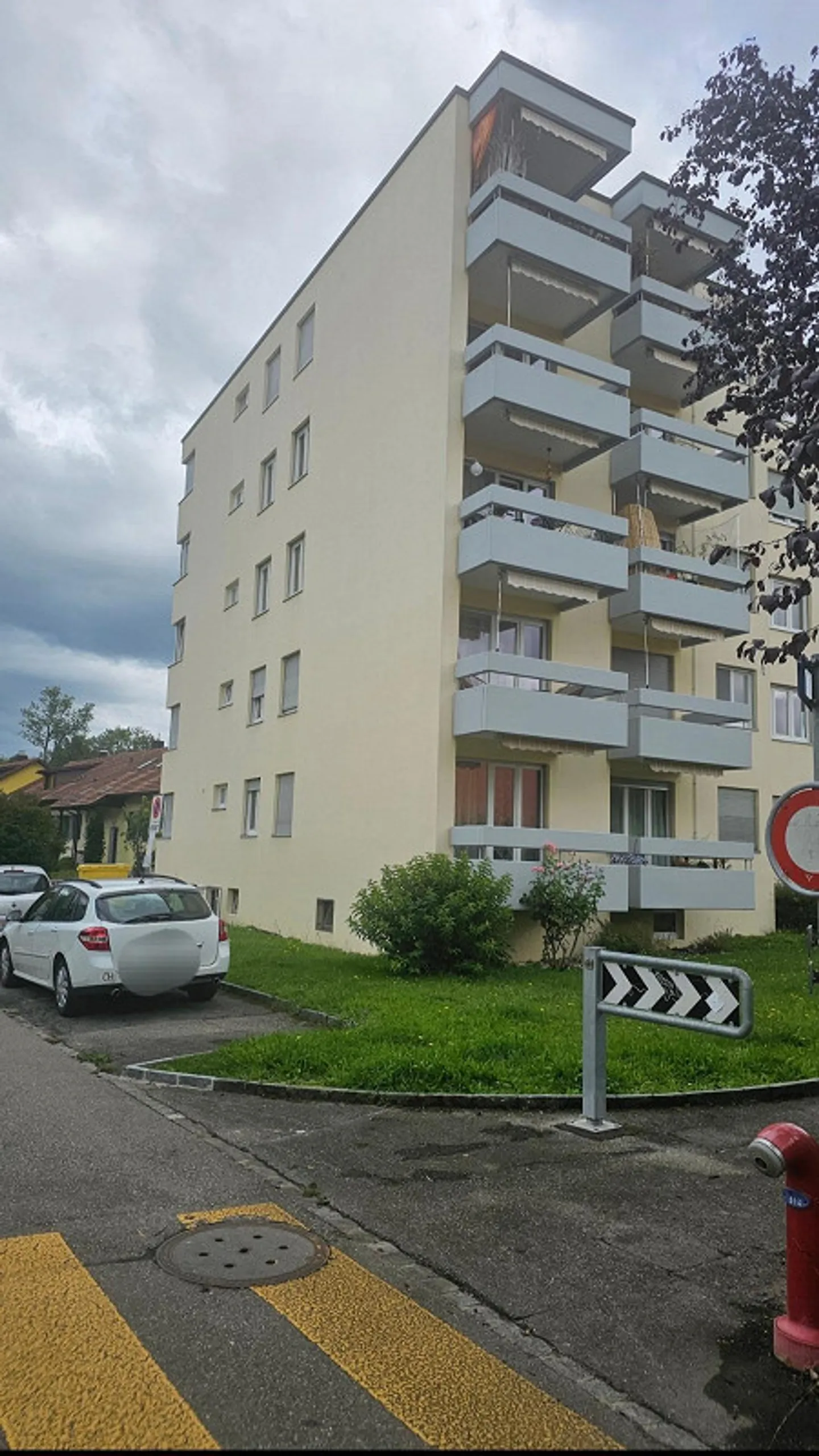 Appartamento luminoso di 4,5 stanze al 3° piano con balcone e bella vista - Foto 1 di 13