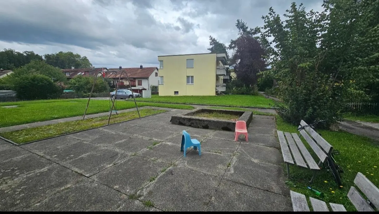 Appartamento luminoso di 4,5 stanze al 3° piano con balcone e bella vista - Foto 2 di 13