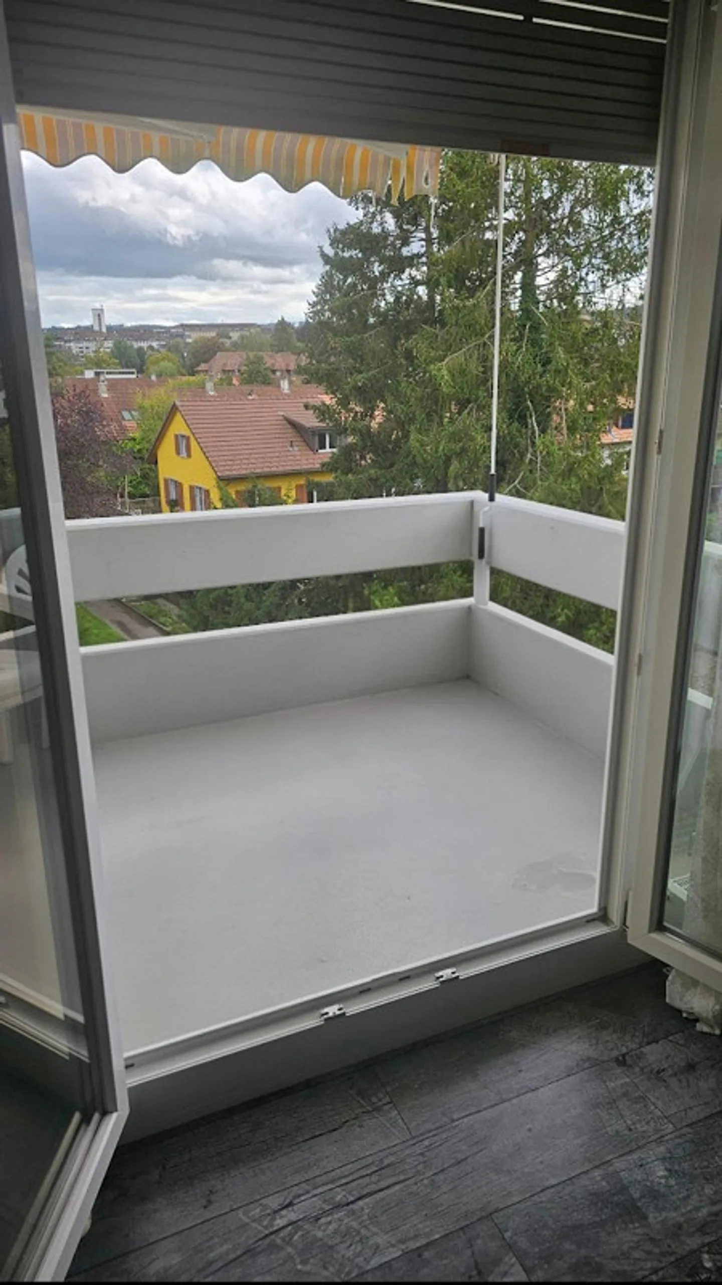 Appartamento luminoso di 4,5 stanze al 3° piano con balcone e bella vista - Foto 10 di 13