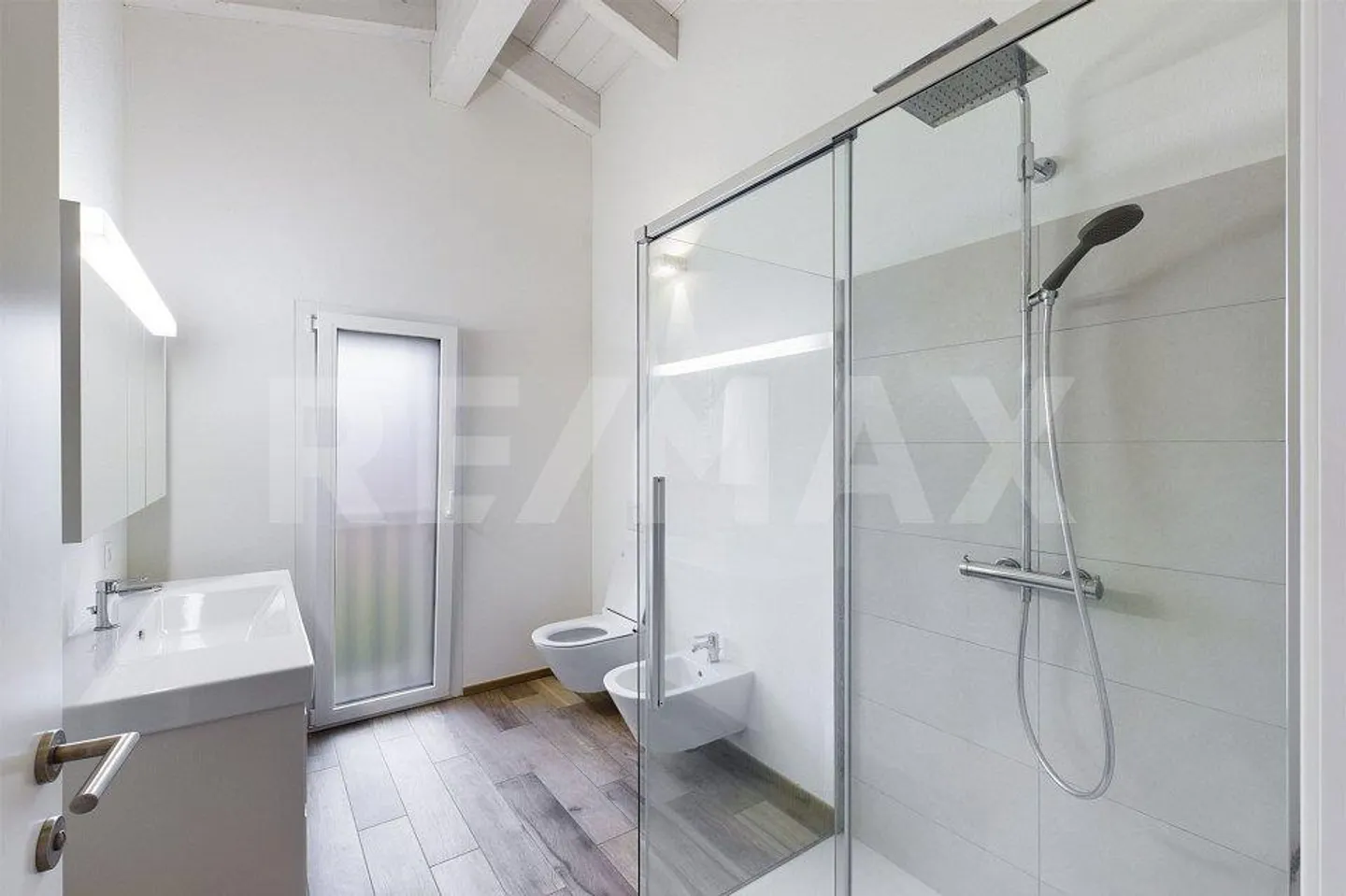 Villa elegante con piscina a Caslano: spaziosità e massimo comfort - Foto 10 di 13