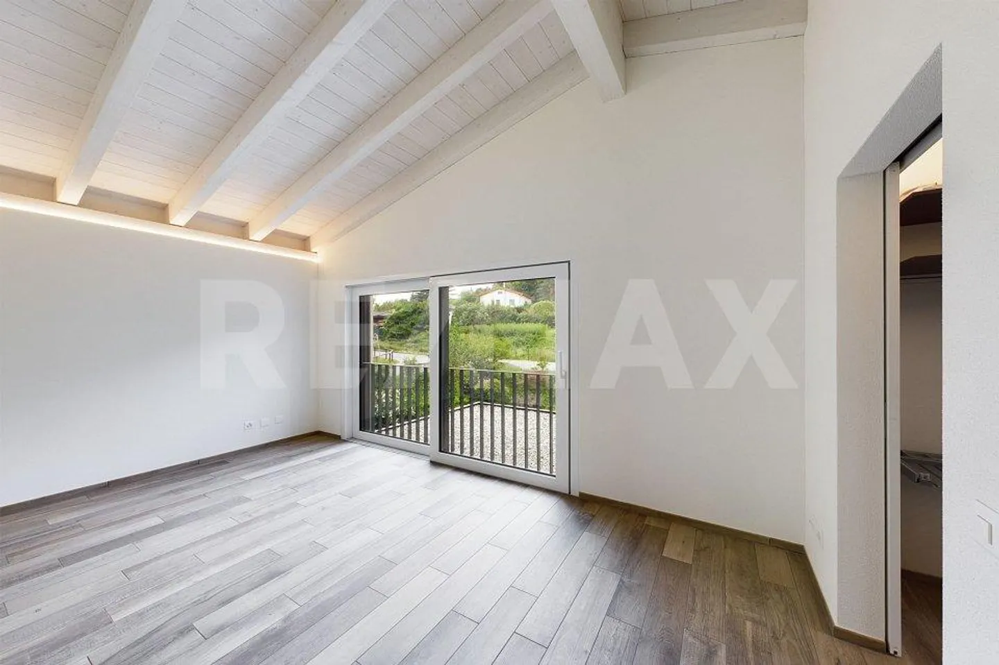 Villa elegante con piscina a Caslano: spaziosità e massimo comfort - Foto 11 di 13