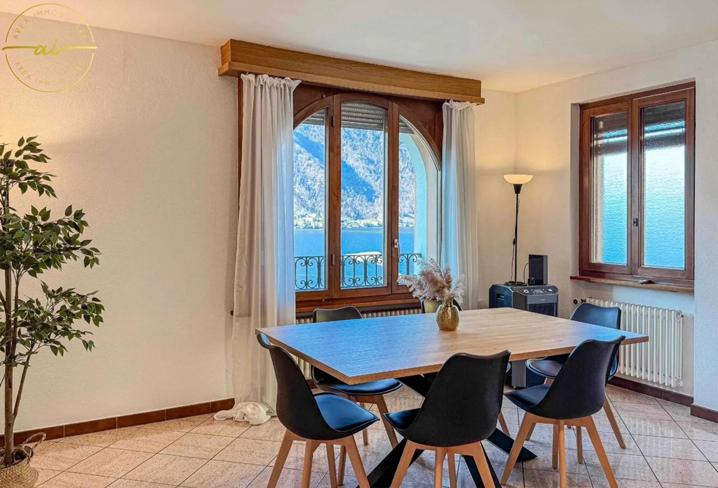 Appartamento al lago con vista mozzafiato - Foto 1 di 8