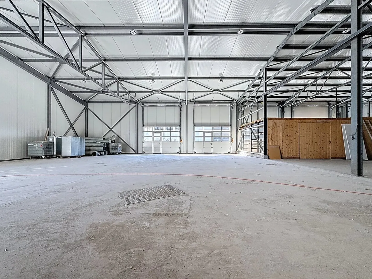 DA AFFITTARE? SPAZI INDUSTRIALI E BOX DI STOCCAGGIO A SIERRE - Foto 1 di 8