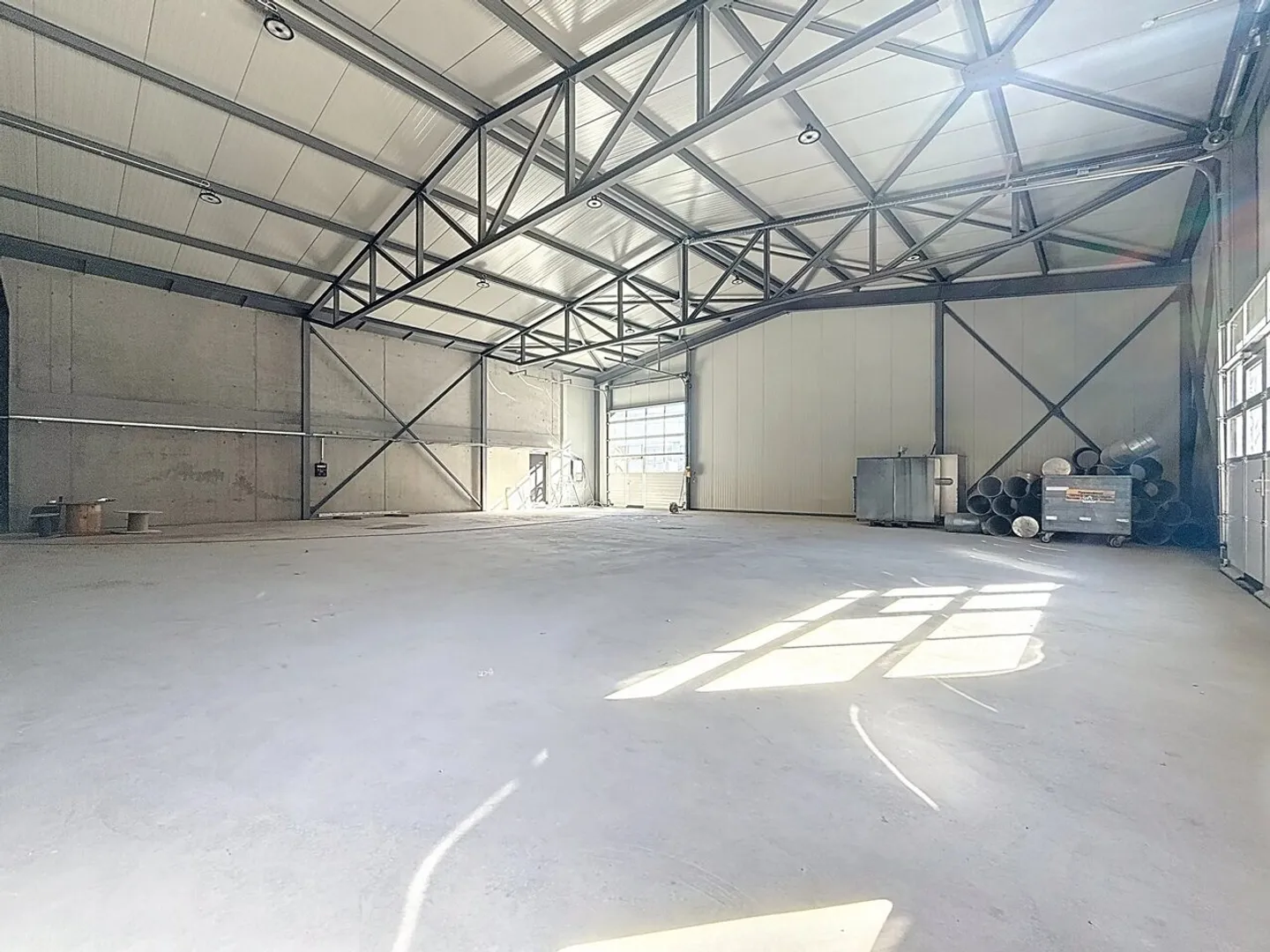 DA AFFITTARE? SPAZI INDUSTRIALI E BOX DI STOCCAGGIO A SIERRE - Foto 2 di 8
