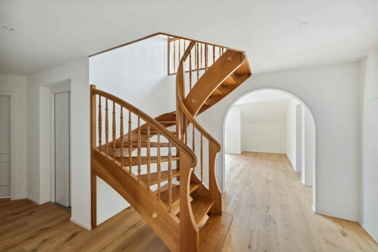 COMPLETAMENTE RISTRUTTURATO E LUMINOSO - Foto 2 di 13