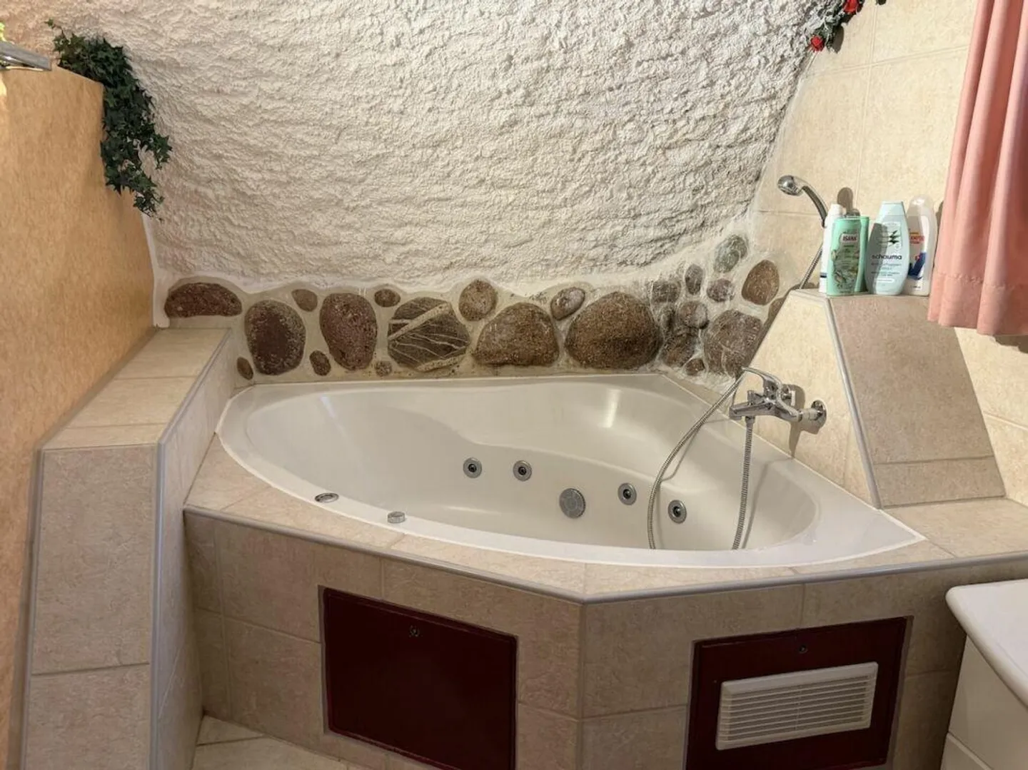 Schönes Gasthaus mit Wohnung und Gäste Wellness Zimmer zu verkaufen - Foto 5 von 12