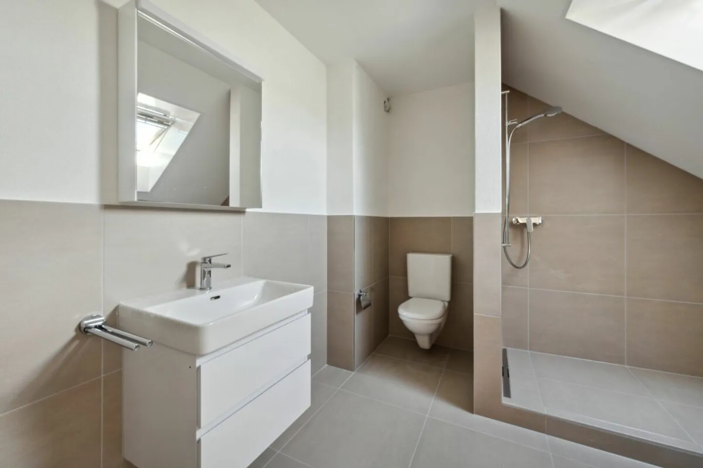 COMPLETAMENTE RISTRUTTURATO E LUMINOSO - Foto 10 di 13