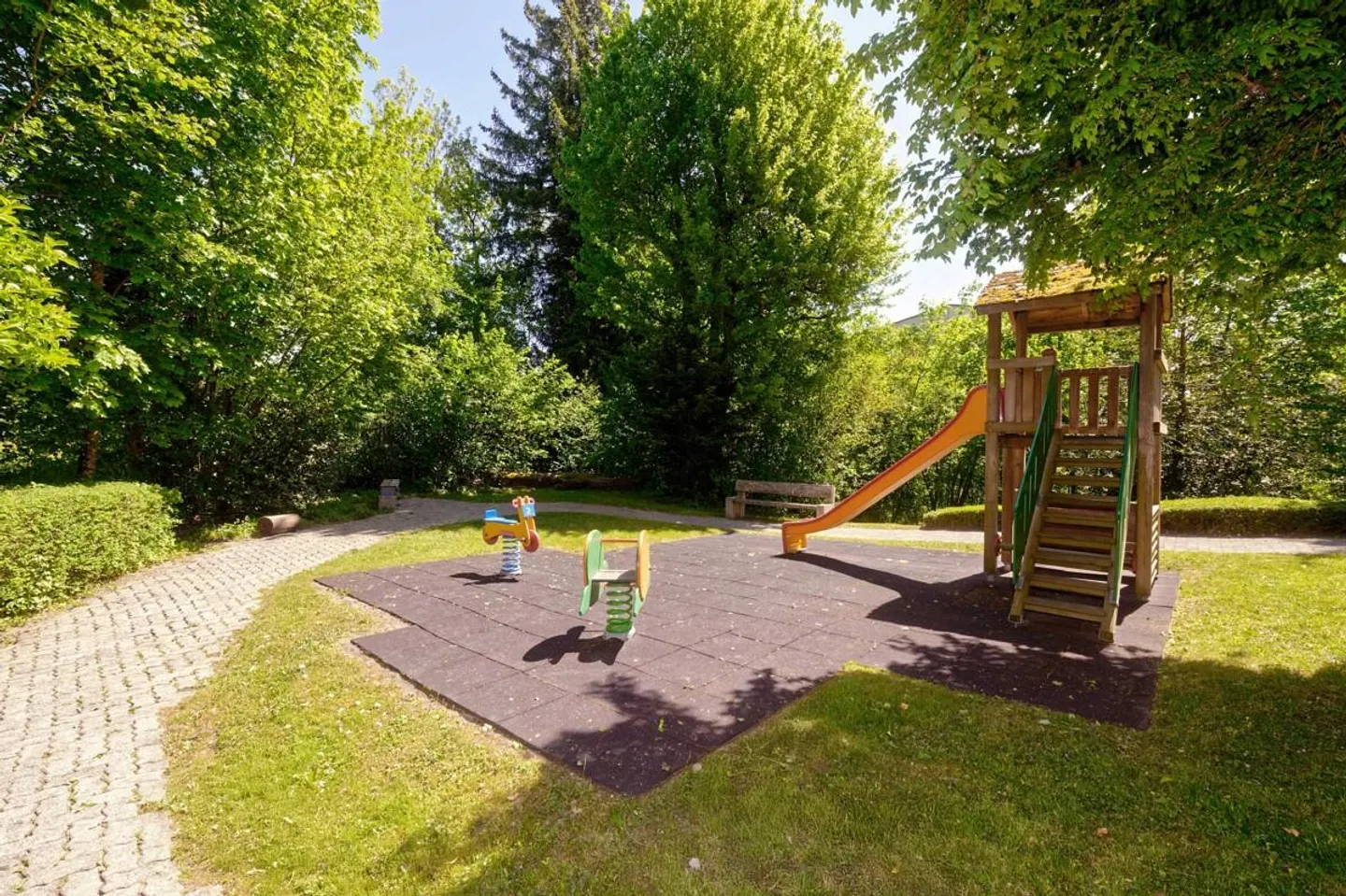 Küsnacht : appartement en copropriété bien entretenu avec de grands espaces extérieurs - Photo 5 sur 6