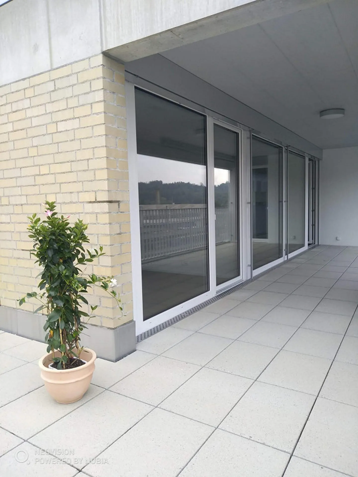 Appartamento attico da sogno con 3,5 stanze con grande loggia e terrazza direttamente alla stazione di Suhr - Foto 3 di 8