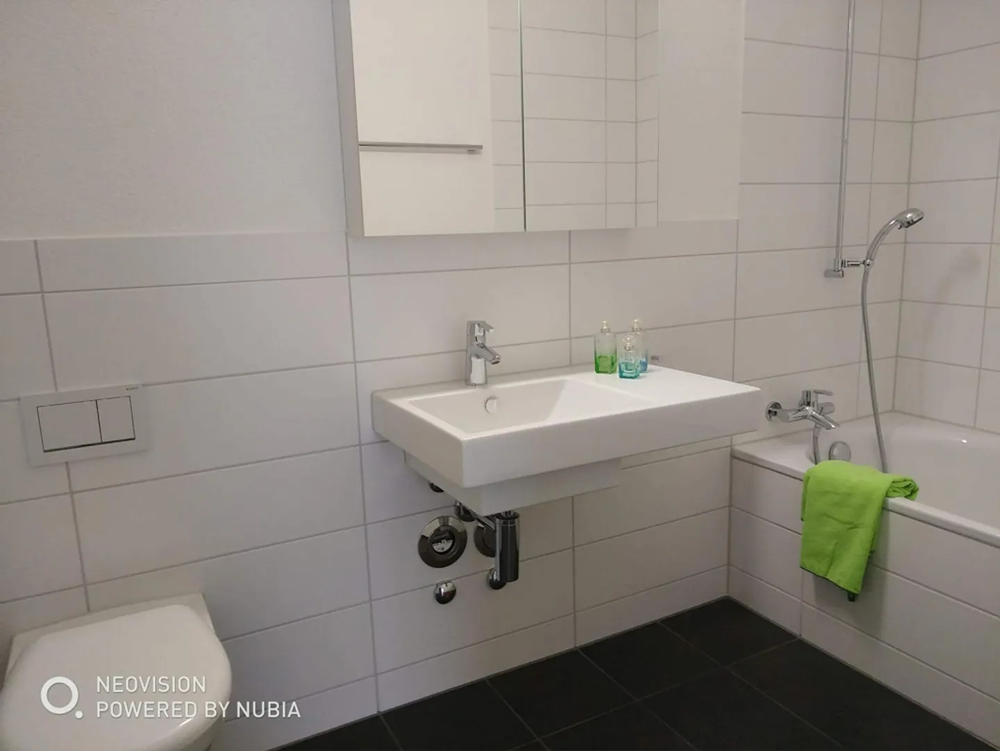 Appartamento attico da sogno con 3,5 stanze con grande loggia e terrazza direttamente alla stazione di Suhr - Foto 4 di 8
