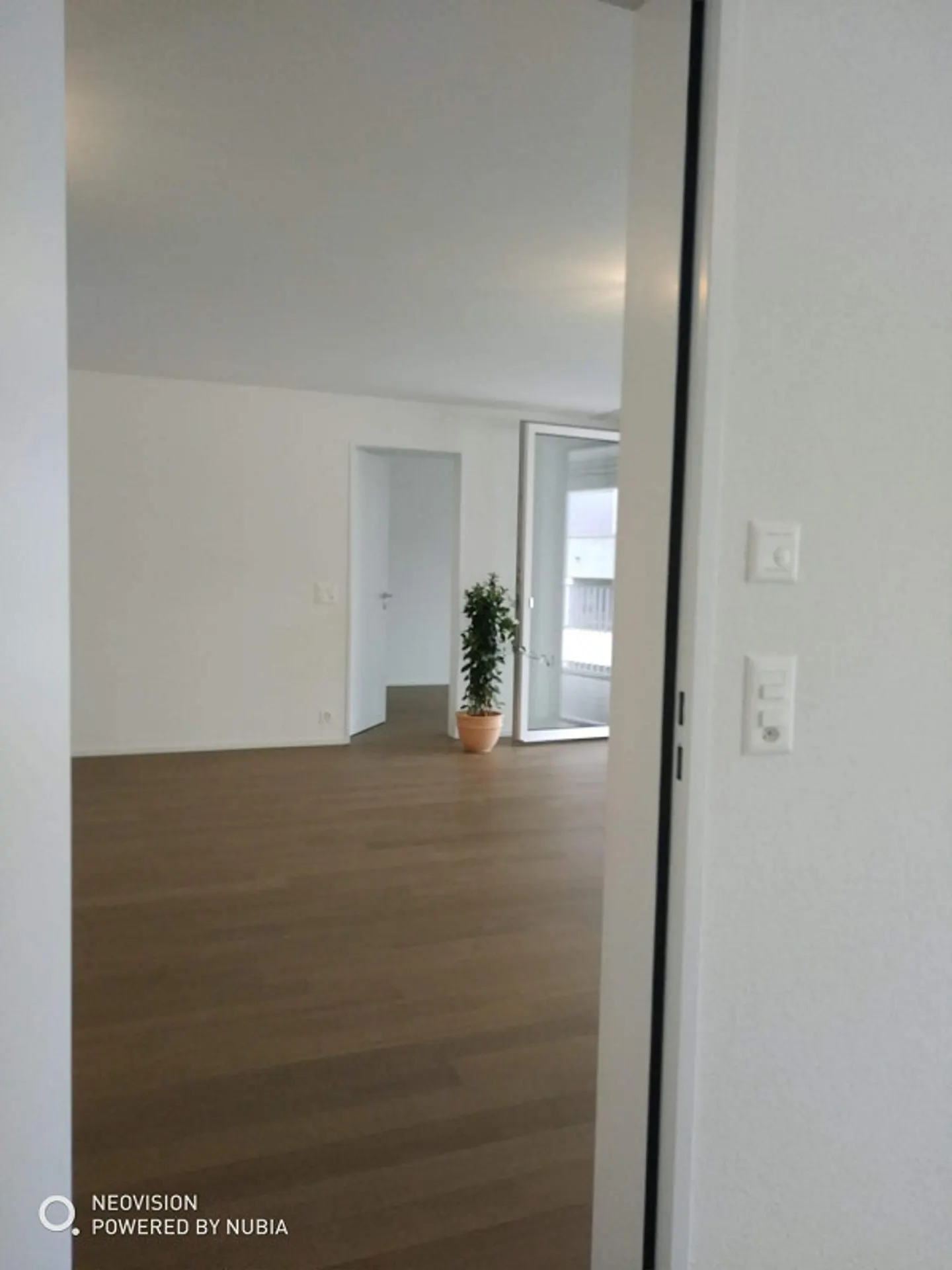 Appartamento attico da sogno con 3,5 stanze con grande loggia e terrazza direttamente alla stazione di Suhr - Foto 6 di 8