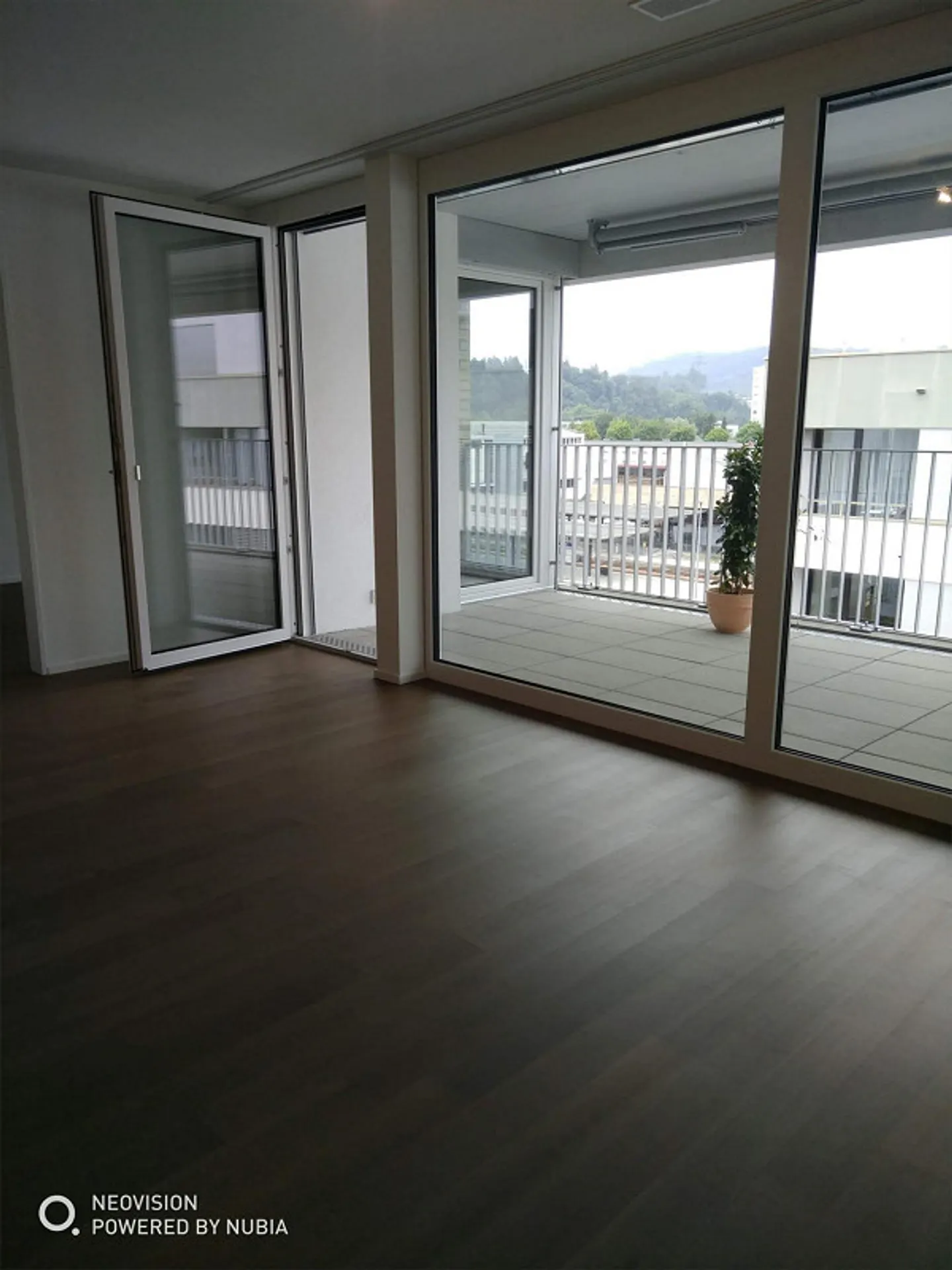 Appartamento attico da sogno con 3,5 stanze con grande loggia e terrazza direttamente alla stazione di Suhr - Foto 8 di 8