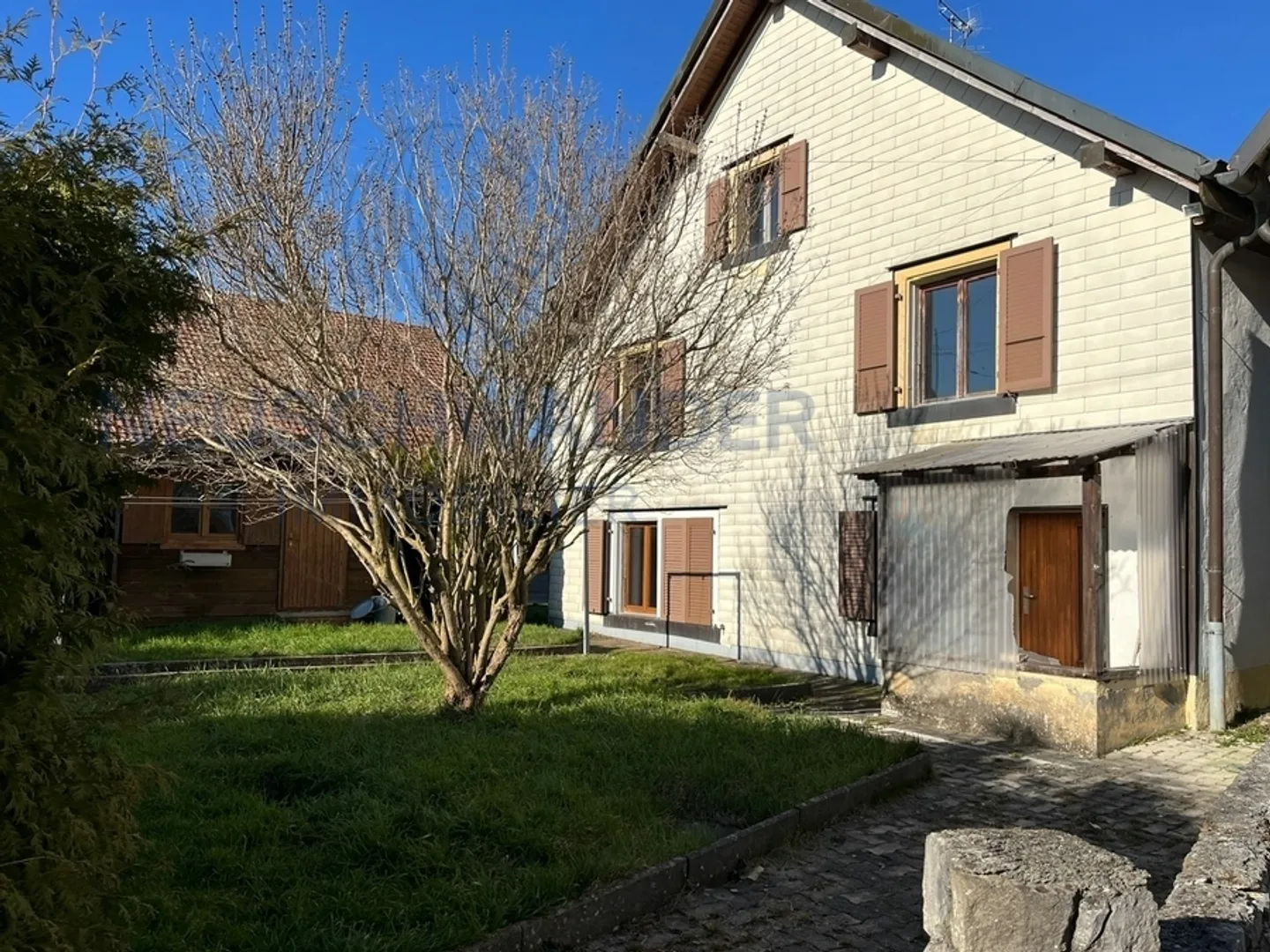 Nel centro del villaggio, piccola casa da ristrutturare. - Foto 1 di 10