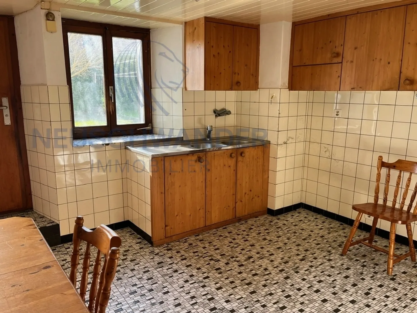 Nel centro del villaggio, piccola casa da ristrutturare. - Foto 3 di 10