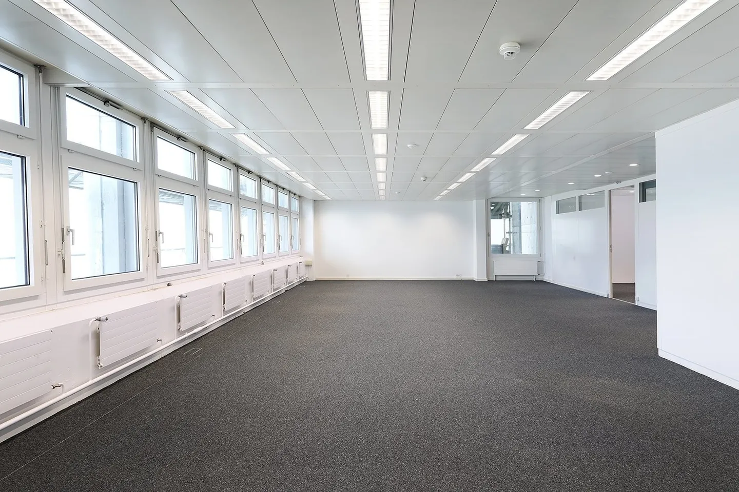 Your new business location with optimal transport connections and a wide view - Photo 1 of 11